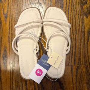 Universal Thread NWT memory foam white sandals size 5.5 (5 1/2)